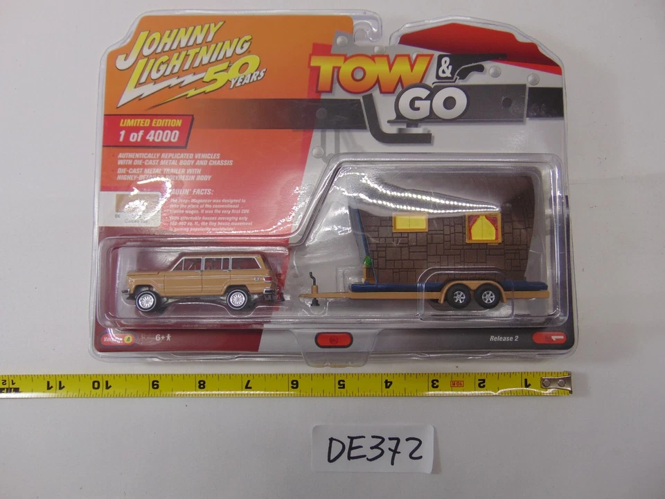 JOHNNY LIGHTNING 1981 JEEP WAGONEER WITH TRAILER TOW AND GO NEW CAMEO TAN - Image 3 of 4