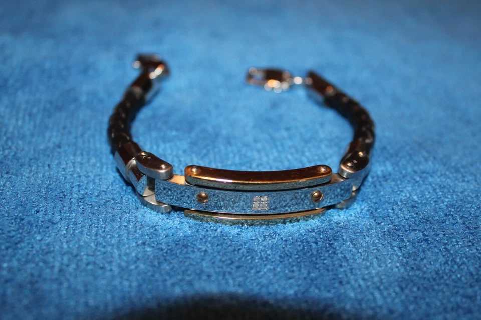Brazalete de acero inoxidable y cuero con detalles de diamantes para hombre Foto 2 de 4