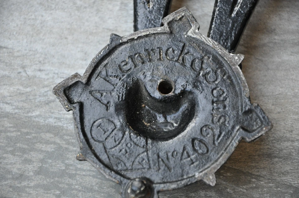 Llamador de puerta delantera de hierro fundido antiguo victoriano A Kenrick & Sons n.º 402 Foto 2 de 4