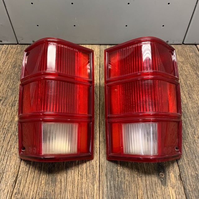 198692 OEM Jeep MJ Comanche Tail Light Lamp Assembly Set Right Left