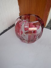 petit Vase boule  en cristal rouge et blanc décor feuilles