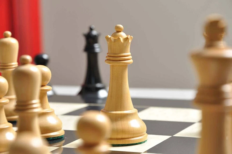 Reproduction Drueke Players Choice Chess Pieces - 3.75" King - Ebonized Boxwood - Image 2 of 4