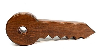 Antikes handgeschnitztes Schlüsselschild aus Holz Eiche Vintage Wohndeko / Mitte 20. Jahrhundert