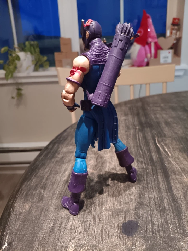 Figura de acción Diamond Select Marvel Legends Hawkeye edición coleccionista personalizada  Foto 2 de 4