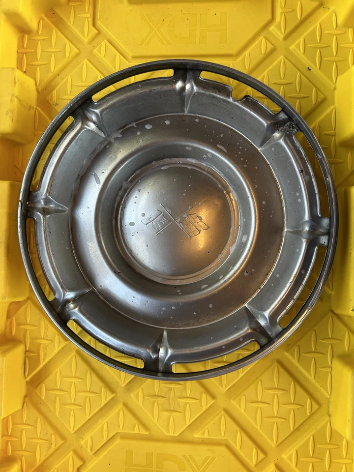 1960-1961 Impala Corvette 14 Inch Wheel Cover Hub Cap (1) Vintage Crossed Flags - Image 2 of 2