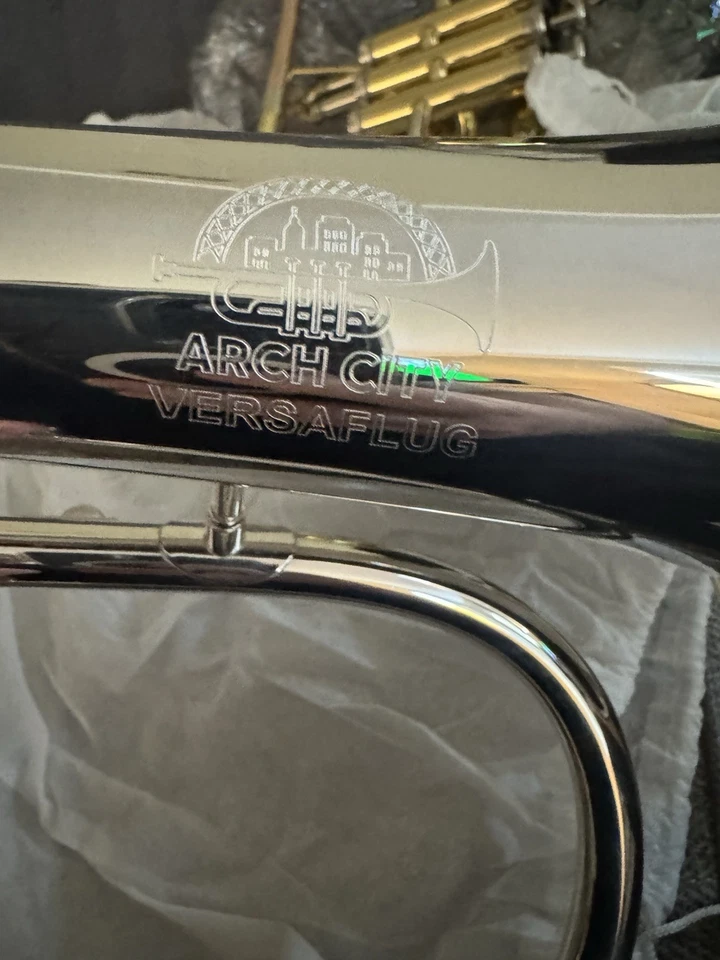 Cuerno de vuelo de latón Arch City Foto 3 de 4