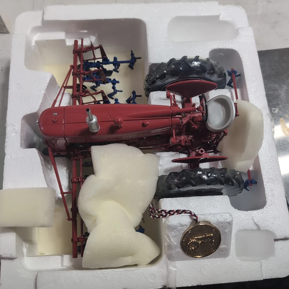 Ertl 50th Anniversary 1954 International Farmall 400 With Cultivator 1:16 Scale - Image 2 of 4