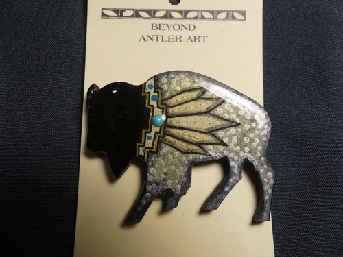 Spilla di bufalo Peter & Vicki Gould Antler Art dipinta a mano - Foto 3 di 4