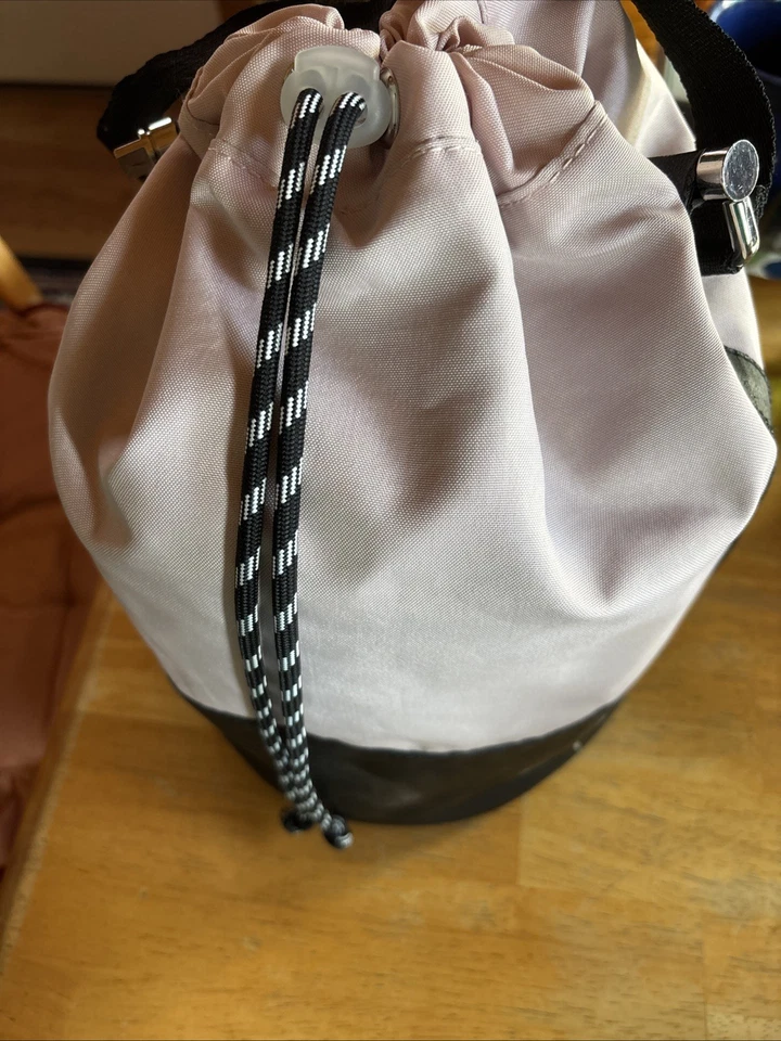 Bolsa balde feminina rosa com cordão PUMA - Imagem 3 de 4