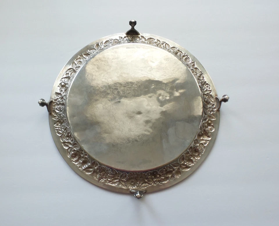 Bandeja Kirk REPOUSSE prata esterlina 12" pés, c. 1896-1924, 675 gramas - Imagem 4 de 4