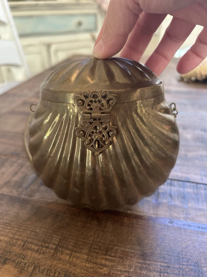 Cartera antigua de cobre decorativa con carcasa de almeja con correa de cadena forrada de terciopelo vintage Foto 4 de 4