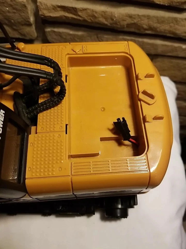 Large Huina Excavator Toy No Remote or batteries For Parts As Is - Image 3 of 4
