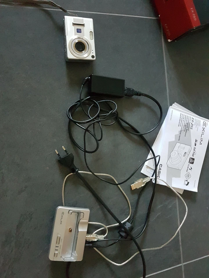 CASIO EXILIM ZOOM 5.0 Mega Pixels 3x Zoom Extra Large 2.5" LCD defekt - Bild 2 von 4