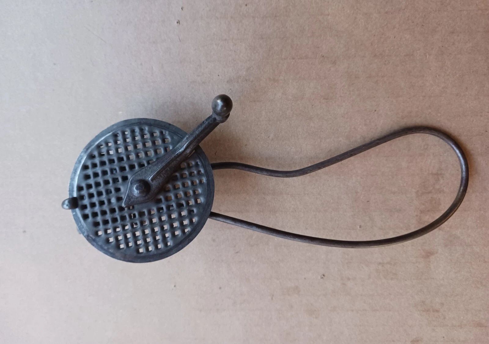 Antique Wire-Handled FAMILY Primitive Mechanical Nutmeg Spice Grater Grinder. 01