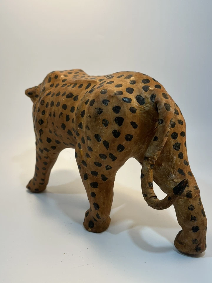 Figura hecha a mano vintage de 12 pulgadas con estatua envuelta en cuero de leopardo de guepardo de leopardo Foto 2 de 4