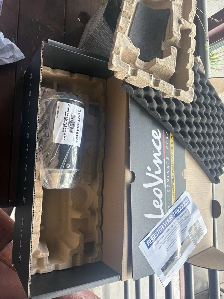 Kit de silenciador de escape sin cordones LeoVince Foto 2 de 3