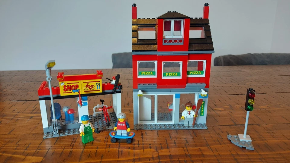 2 sets in 1. LEGO City: 7641 City Corner and the 60017 Flatbed Truck - Image 2 of 4