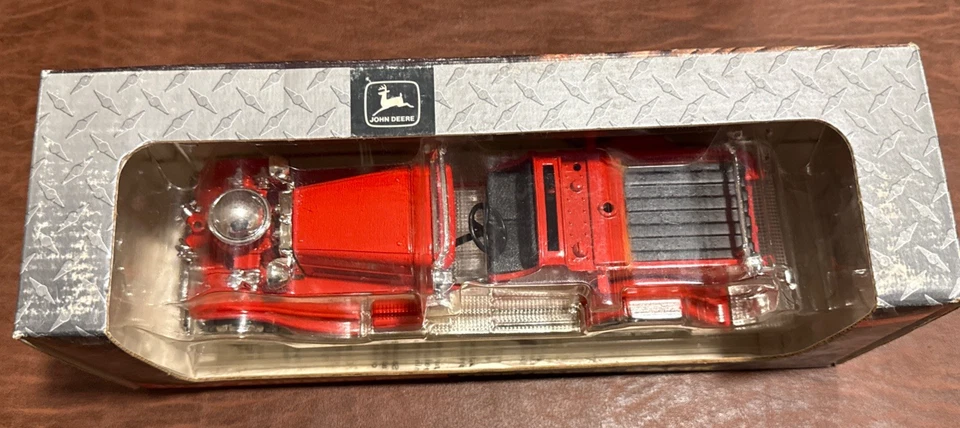 Ertl 1937 Ahrens-Fox camión de bomberos banco de metal fundido a presión nuevo en caja Foto 2 de 4