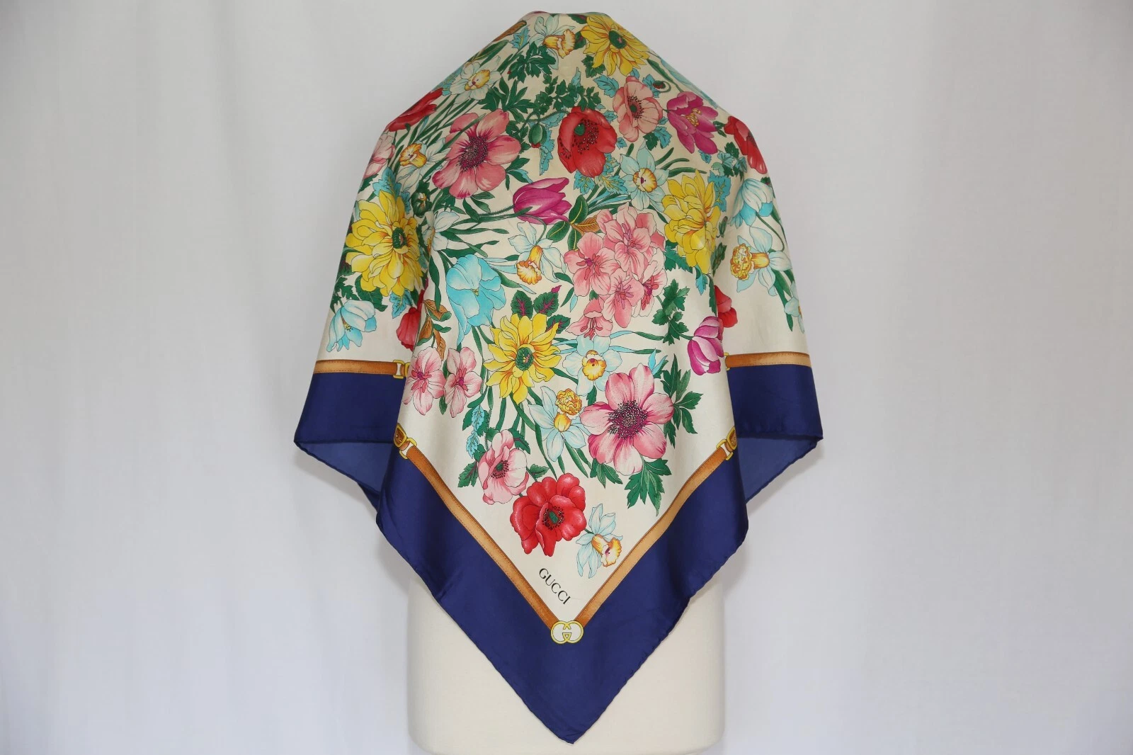 Magnifique écharpe authentique années 80 Gucci Made in Italy sergé de soie vintage fleurie