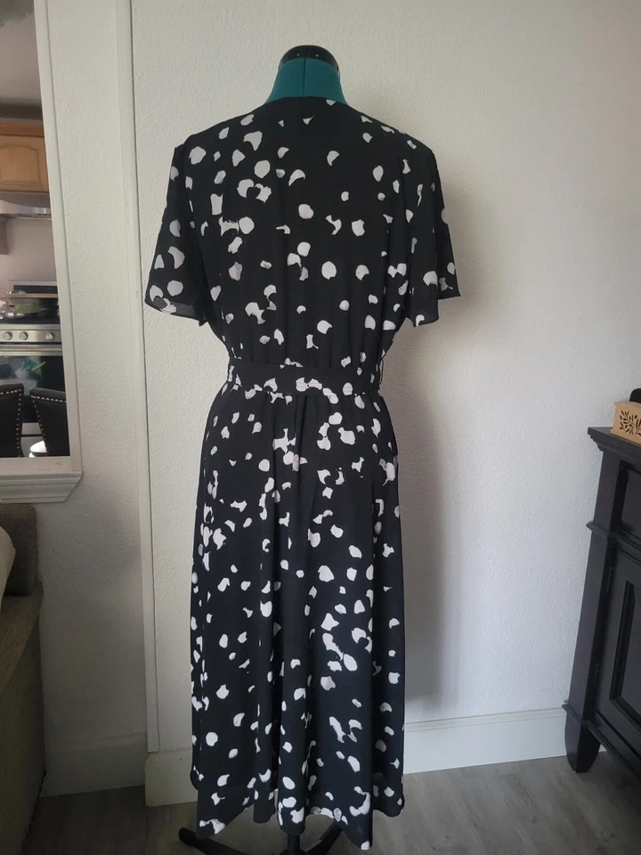 Vestido envolvente midi a lunares negro ALFANI para mujer Foto 3 de 4