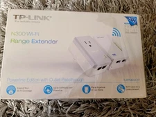 TP Link N300 TL-WPA4226 Kit Powerline AV500 Wi-Fi Range Extender & Power Outlet