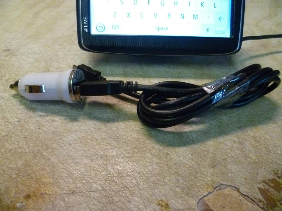 TOMTOM GO 820 LIVE SATNAV WITH 4.3" SCREEN UK & ROI MAPS 4ER41 IP2215 #207 - Image 3 of 4