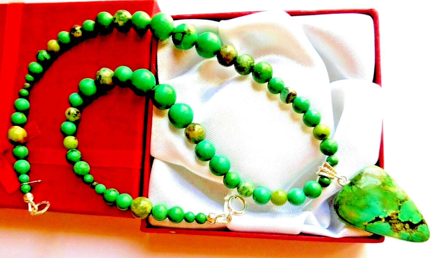 Collier en Turquoise du Tibet authentique pour sublimer un décolleté sans effort