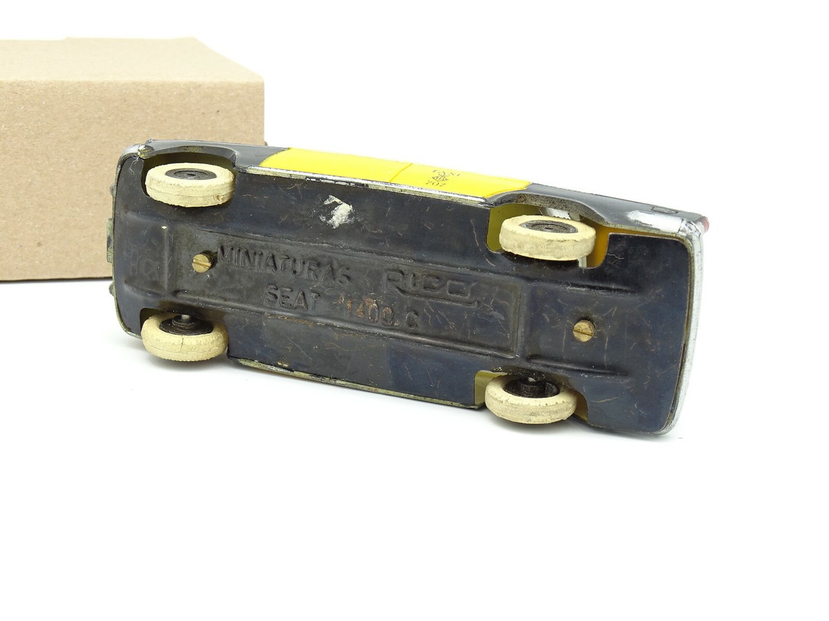 Tapón central paragolpes de Seat 1400C - Repuestos para Seat 1400
