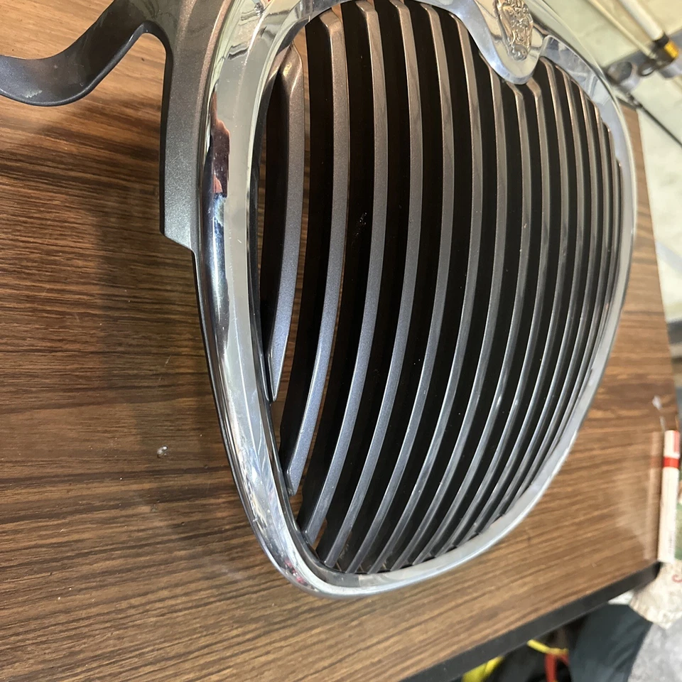 2004 JAGUAR S TIPO CAPÔ RADIADOR GRADE CROMADA 2R83-8A133-AA FABRICANTE DE EQUIPAMENTO ORIGINAL - Imagem 4 de 4