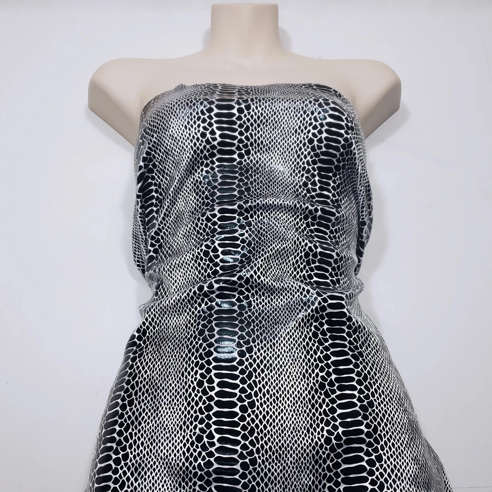 Black on White Exotic Dragon Scames Black Foil on White Crushed Ice Velvet 4 vias - Imagem 4 de 4