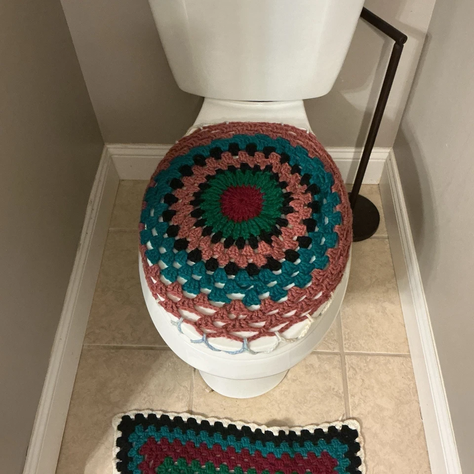 Cubierta de asiento de inodoro boho vintage hecha a mano de ganchillo y alfombra decoración de baño retro ÚNICA EN SU CLASE Foto 2 de 3