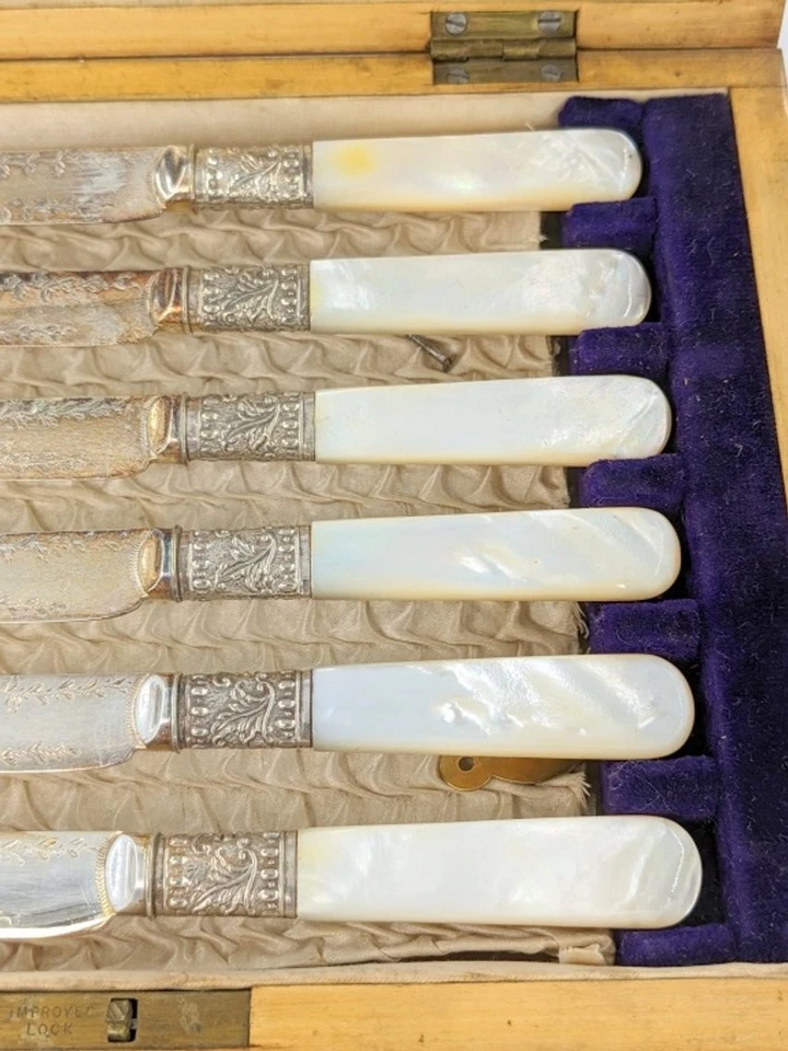 Antiguo juego de cubiertos Hamilton Laidlaw - SLP, nácar, hojas ornamentadas, caja Foto 3 de 4