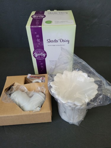 Scentsy White SHASTA DAISY Plug In Wax Scent Warmer - Unused In Open Box - Picture 2 of 3
