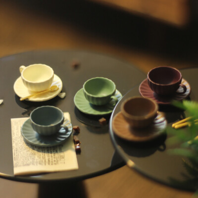 Set Di Miniature Per Casa Delle Bambole 1:12 - 2 Tazze, Piattini, Cucchiaino In Resina - Stile Moderno