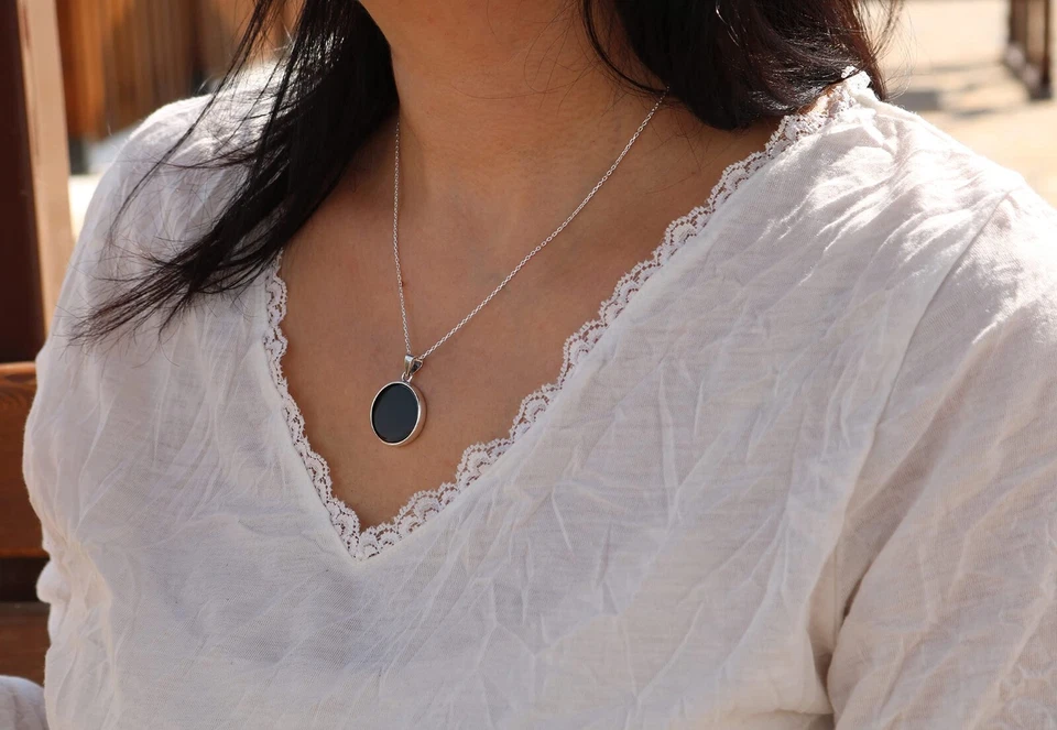 Collar colgante de plata de ley 925 redondo plano de ónix negro hecho a mano cadena de 18 pulgadas Foto 4 de 4