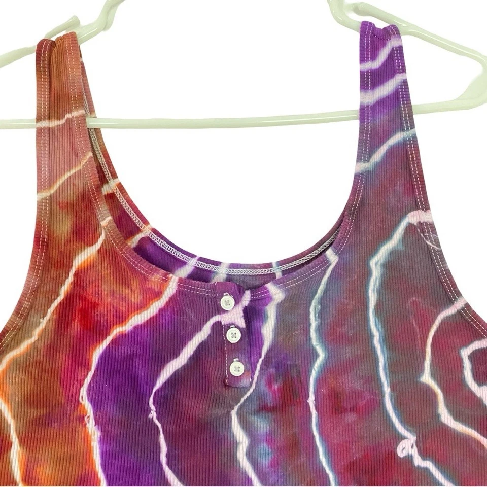 Camiseta sin mangas Geode Tie Dye hecha a mano corta para mujer talla grande acanalada Henley púrpura rojo Foto 3 de 4