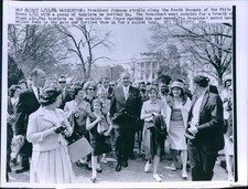 1964 Pres Johnson & Tourists On Grounds Of White House Politics Wirephoto 7X9