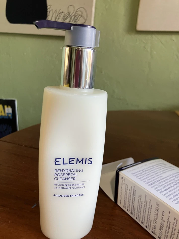 Leche limpiadora rehidratante de pétalos de rosa Elemis 200 ml / 6,7 fl. oz. Foto 3 de 3