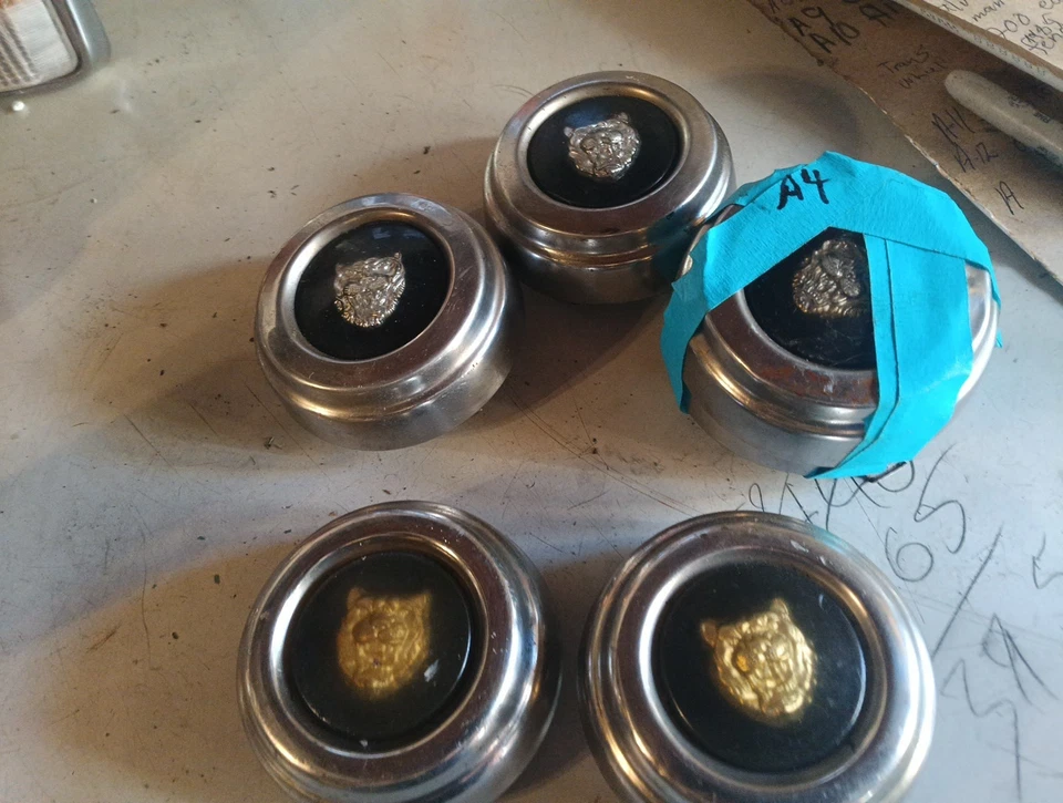 84 tapas centrales para ruedas Jaguar Xj6 cuatro doradas dos plateadas todas para 200 u obo Foto 2 de 2