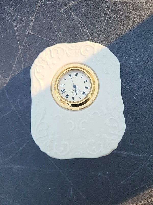 LENOX Small Porcelain Ivory Desktop Clock 4.5in/3.5in, Untested, Selling/decore