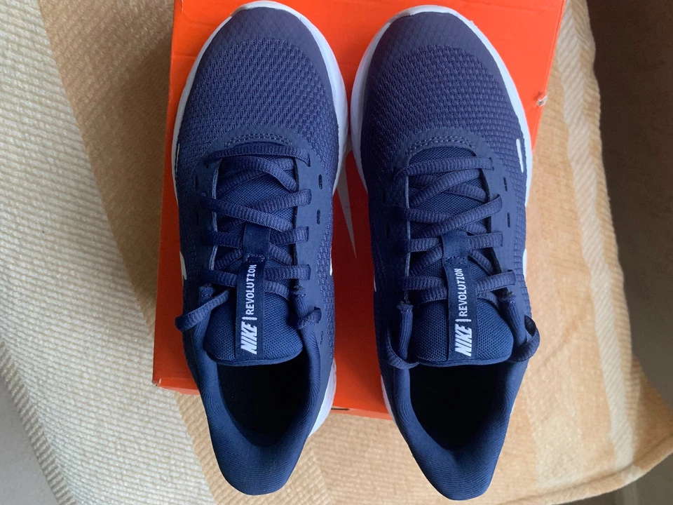 LADIES NIKE REVOLUTION TRAINERS SIZE 3.5 NAVY - Image 2 of 4