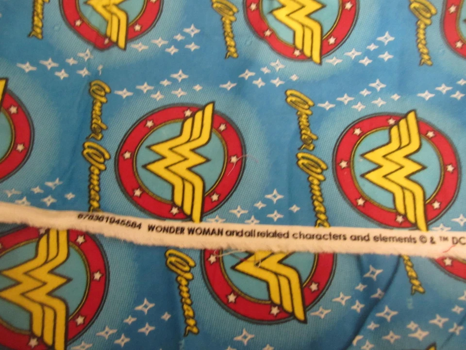 Tela de franela ligera DC Comics Wonder Woman de Camelot 1 yarda x 42 Foto 2 de 4