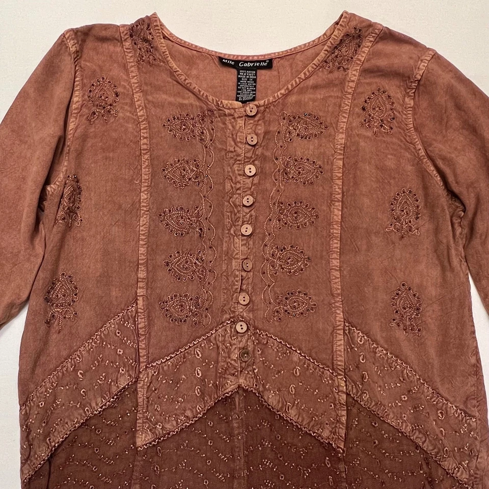 Túnica Mlle Gabrielle marrom bordada boêmia camponesa botão frontal tamanho 1X - Imagem 3 de 4