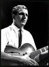 Fotografie Schlagersänger & Weltrekord-Läufer Martin Lauer mit Gitarre auf der