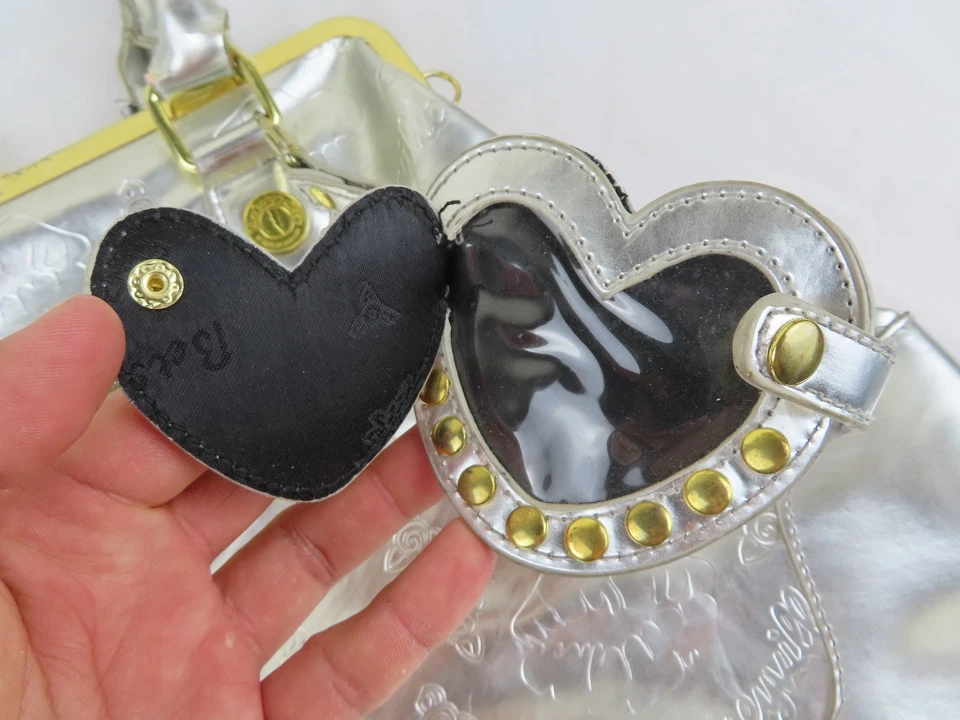 Bolso de Mano Betsey Johnson Estampado de Rosas Plateadas Bettseyville Brillante Bolso de Mano Cartera Y2K Foto 4 de 4