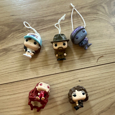 5X limited edition stranger things figuren.(4   anhanger)(1 handy halter)