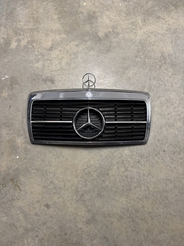 1 Of 1 German Import Mercedes W124 Grille - Picture 3 of 3