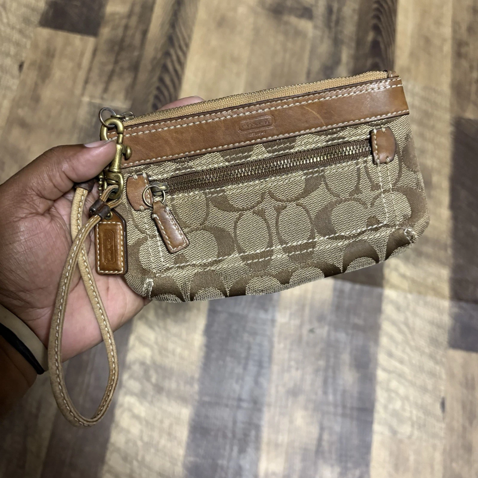 Borsa da polso Coach con logo piccolo bordo in pelle e zip intorno marrone