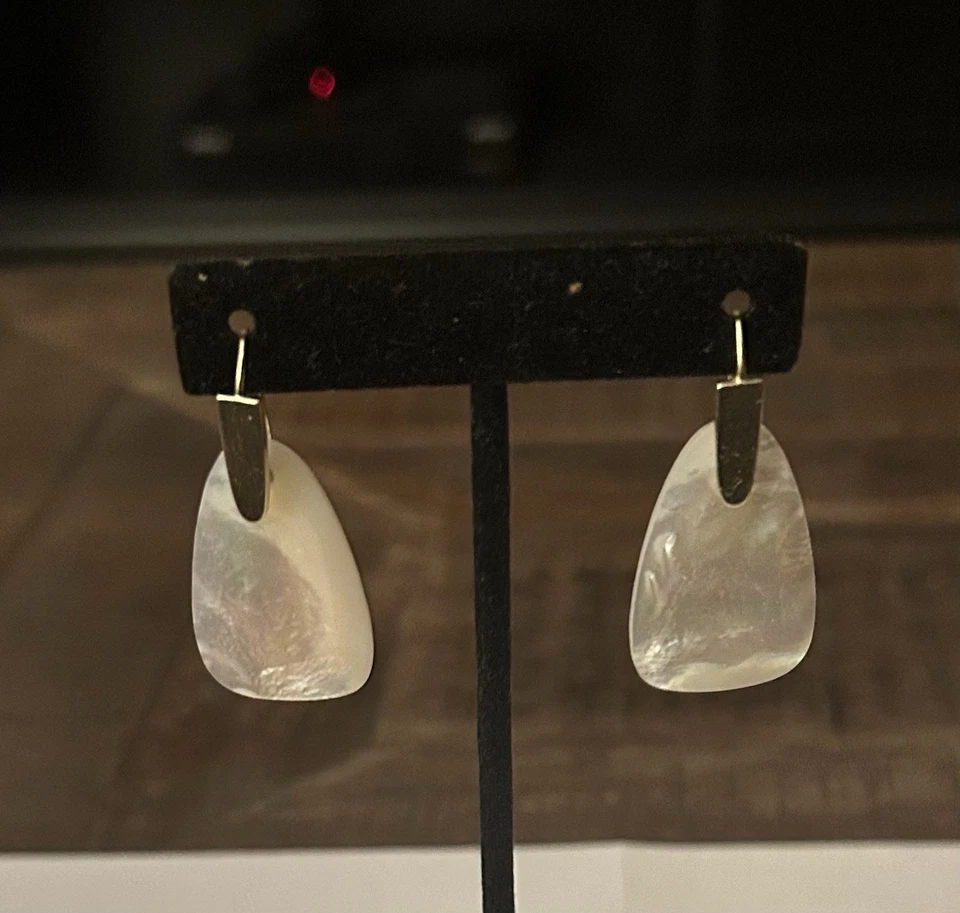 Висячие серьги Kendra Scott золотистый перламутр с чехлом - Изображение 3 из 3