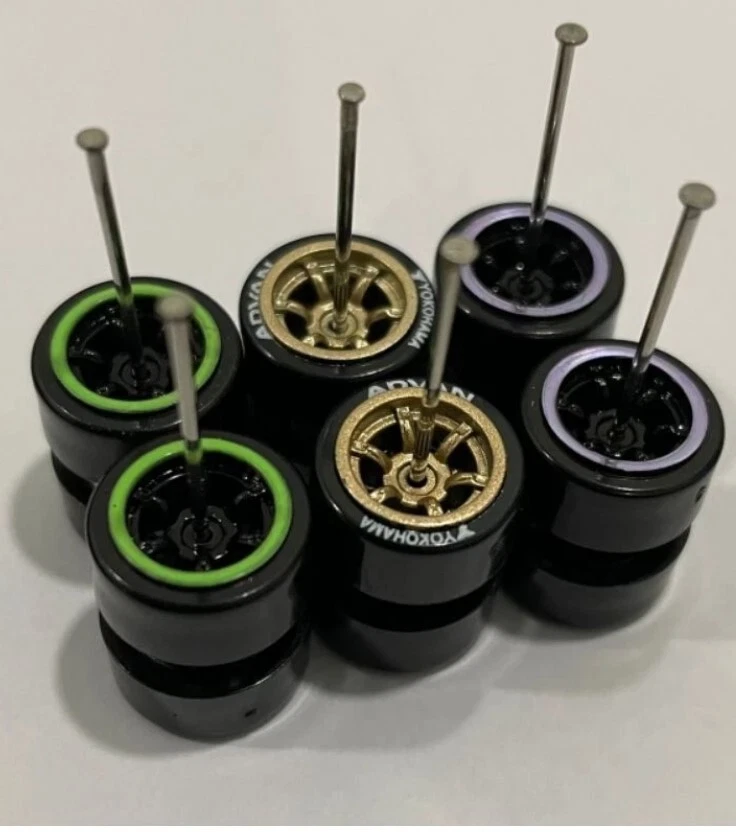 Neumáticos de plástico CS18 1:64 serie Comold - aptos para Hot Wheels Matchbox diecast - juego de 18 Foto 3 de 4